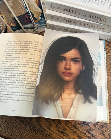 Das Page Overlay zeigt das Porträt der weiblichen Hauptfigur des Buches "Die Wellenläufer". Jolly hat schulterlanges, leicht zerzaustes dunkles Haar und trägt eine helle Bluse.